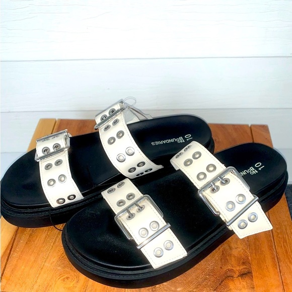 Women’s NWT No Boundaries Black and White buckle Sandals - Picture 2 of 4